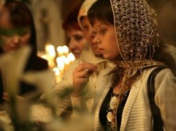 Как правильно креститься православным в церкви и перед входом в нее